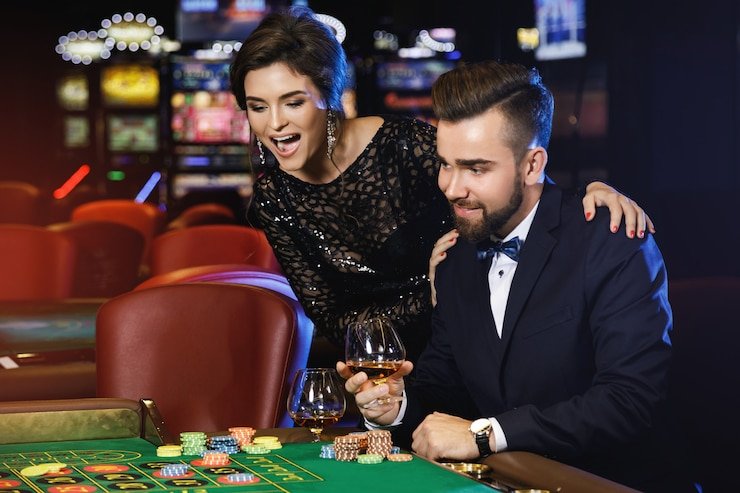 Dashboard uus 777 di ponsel menampilkan kategori Playtech, slot, dan live dealer dengan navigasi yang mudah